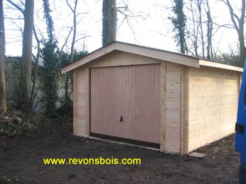 Garage en madriers, porte basculante, filigrane