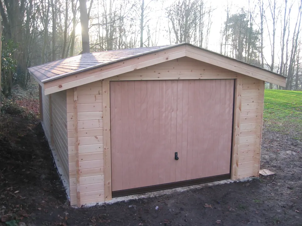 Garage en madriers en lisière de bois