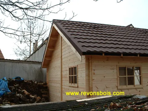 Garage en madriers, tuiles acier brunes, filigrane