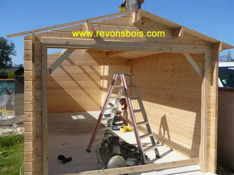 Intérieur de garage en madriers en finition