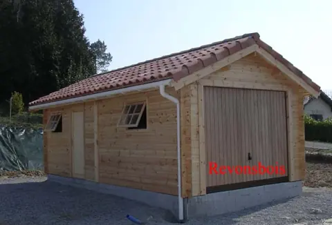 Garage en madriers, toit tuiles, porte basculante