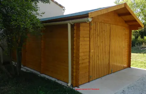 Garage en madriers lasuré, porte bois double