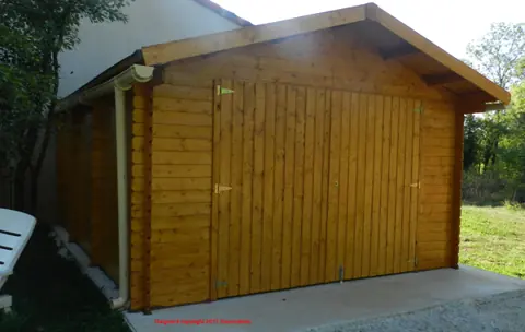 Garage en madriers lasuré, pignon et porte
