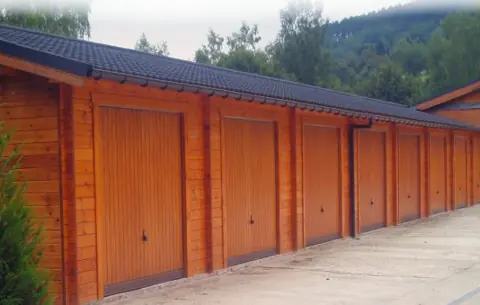 Rangée de garages en madriers lasurés