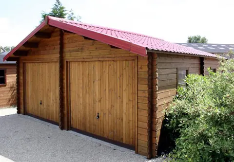 Garage double en madriers, toit rouge