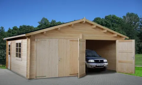 Garage en madriers, portes ouvertes, voiture