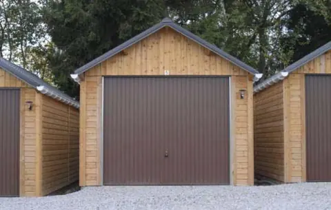 Garage ossature bardé, porte basculante brune