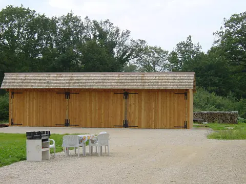 Long garage ossature bardé bois, allée