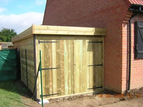 Garage ossature accolé à une maison en briques