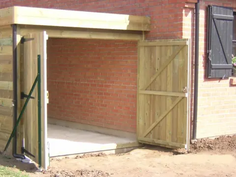 Garage ossature ouvert accolé à une maison