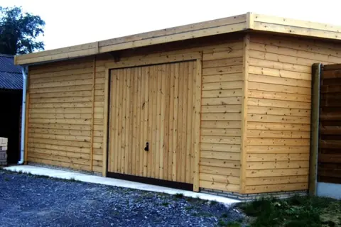 Garage ossature bardé bois, toit plat, porte double