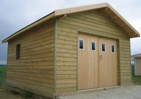 Garage ossature bardé bois, porte vitrée en façade