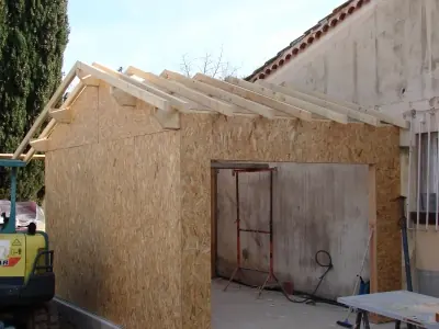Garage ossature en OSB en cours de montage