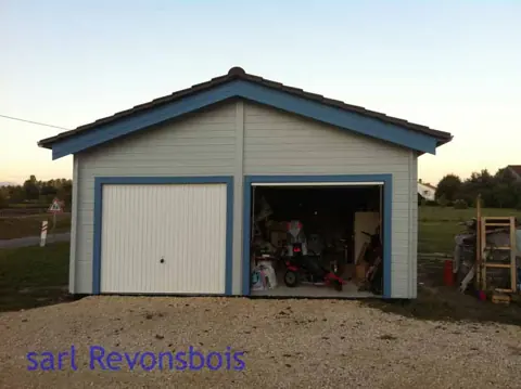 Garage bois peint gris, porte sectionnelle blanche