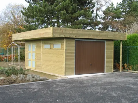 Garage ossature toit plat, porte brune