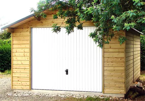 Garage ossature bardé, porte basculante blanche