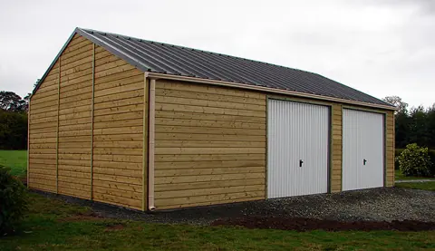 Garage ossature bardé bois, deux portes blanches