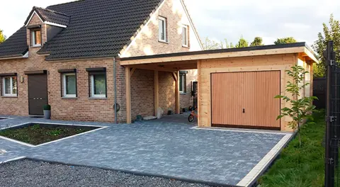Garage bois avec carport adossé à une maison