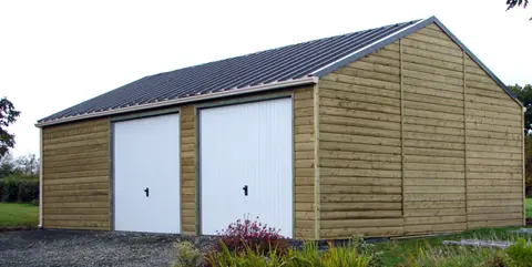 Garage ossature bardé, deux portes blanches