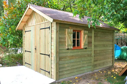 Garage ossature bardé, volets rouges, jardin