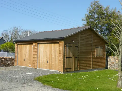 Garage ossature bardé, deux portes bois