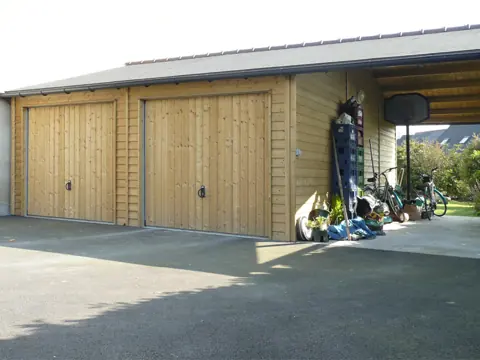 Garage ossature avec carport, vélos rangés