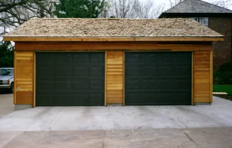 Garage ossature double, portes sectionnelles vertes