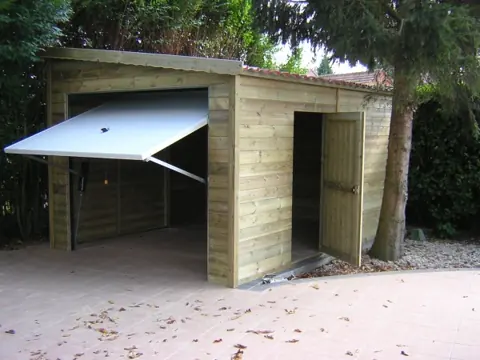 Garage ossature toit plat, porte basculante relevée
