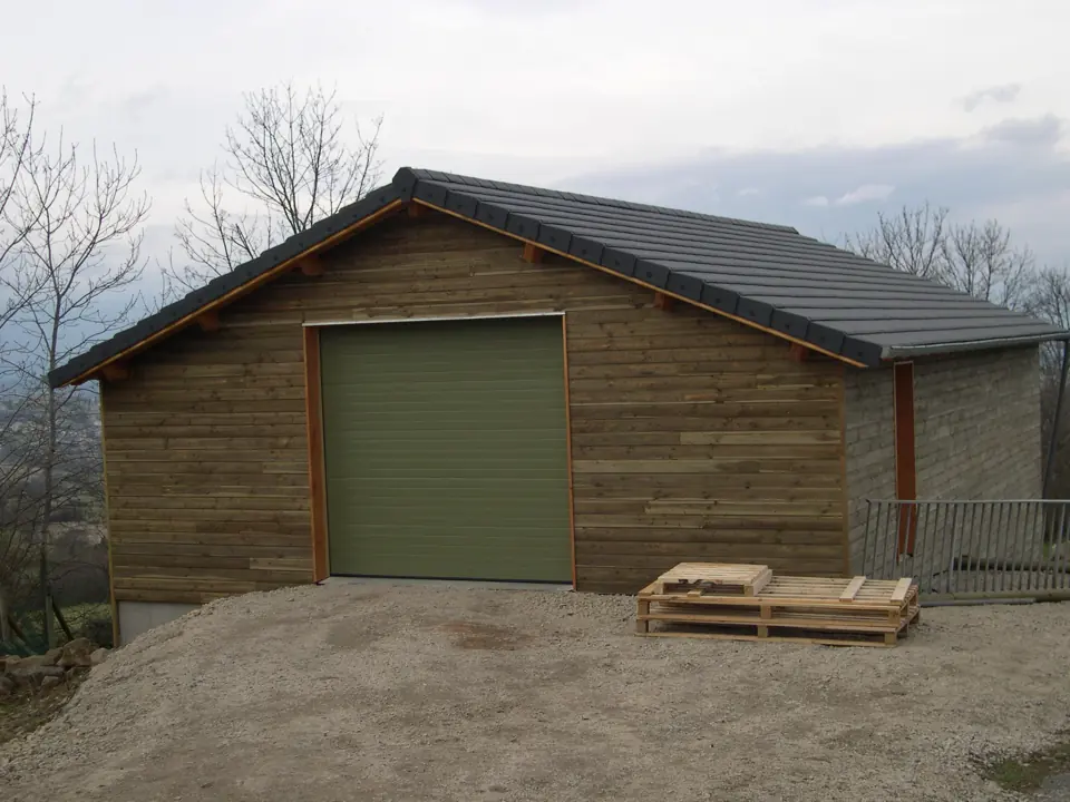 Garage ossature bardé brun, porte verte