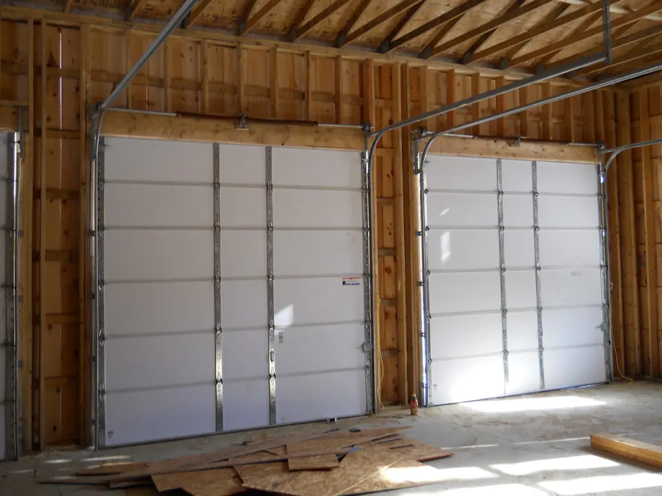 Portes sectionnelles vues de l'intérieur ossature