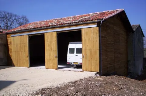 Garage ossature ouvert, utilitaire garé