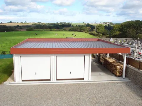 Garage double blanc toit plat avec carport