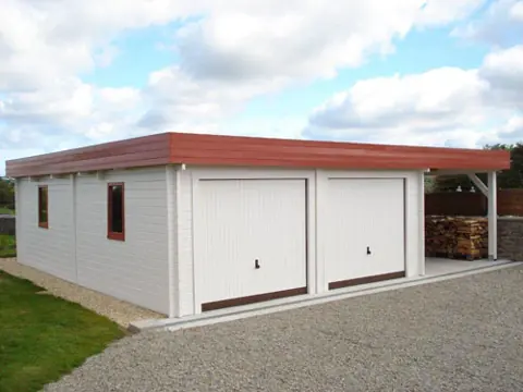 Garage double blanc toit plat et bûcher
