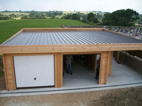 Garage toit plat en madriers avec carport