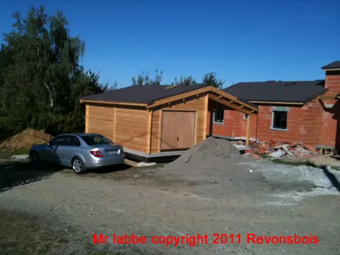Garage en madriers avec carport, chantier voisin