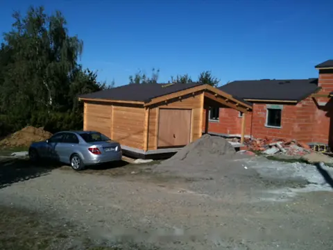Garage en madriers avec carport, chantier voisin