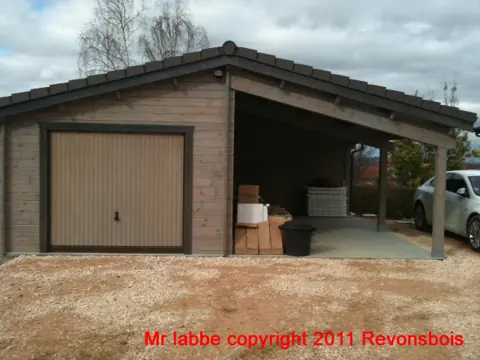 Garage en madriers avec carport, porte brune