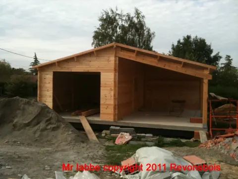 Garage en madriers avec partie ouverte en montage