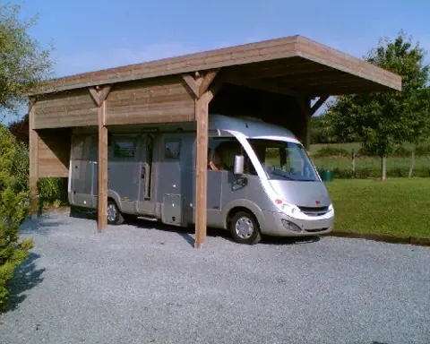 Carport pour camping-car en bois, toit plat