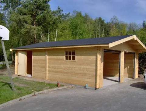 Garage double en madriers toit deux pans, pelouse