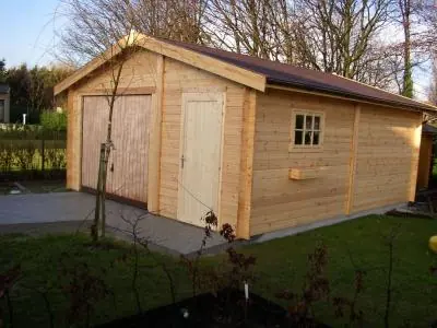 Garage en madriers brut, porte bois, pelouse