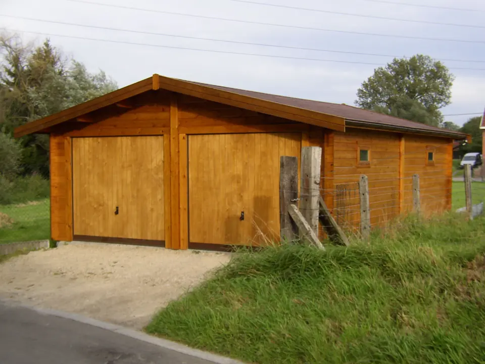 Garage double en madriers lasuré, toit deux pans