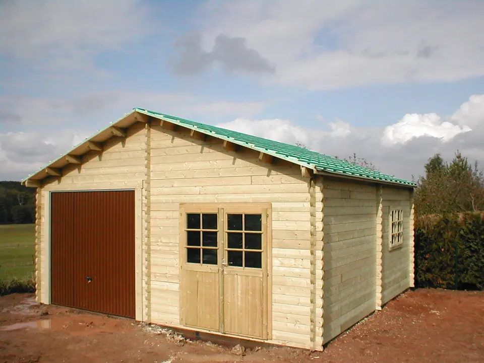 Garage en madriers, porte double vitrée, ciel nuageux