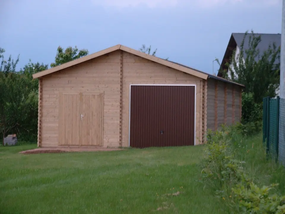 Garage en madriers lasuré, porte brune, jardin