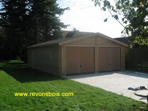 Garage double en madriers dans un sous-bois
