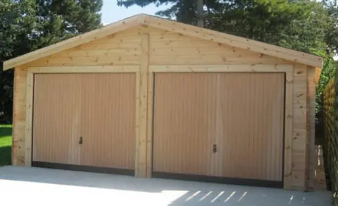 Garage double en madriers, deux portes bois