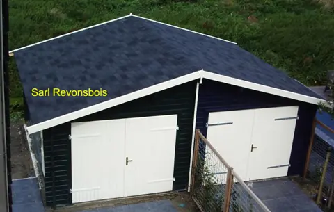 Garage double peint noir, portes blanches, filigrane