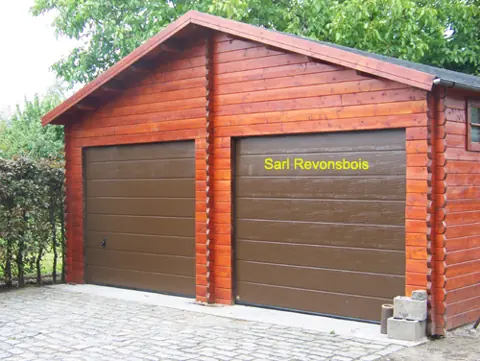 Garage double peint rouge, portes sectionnelles brunes