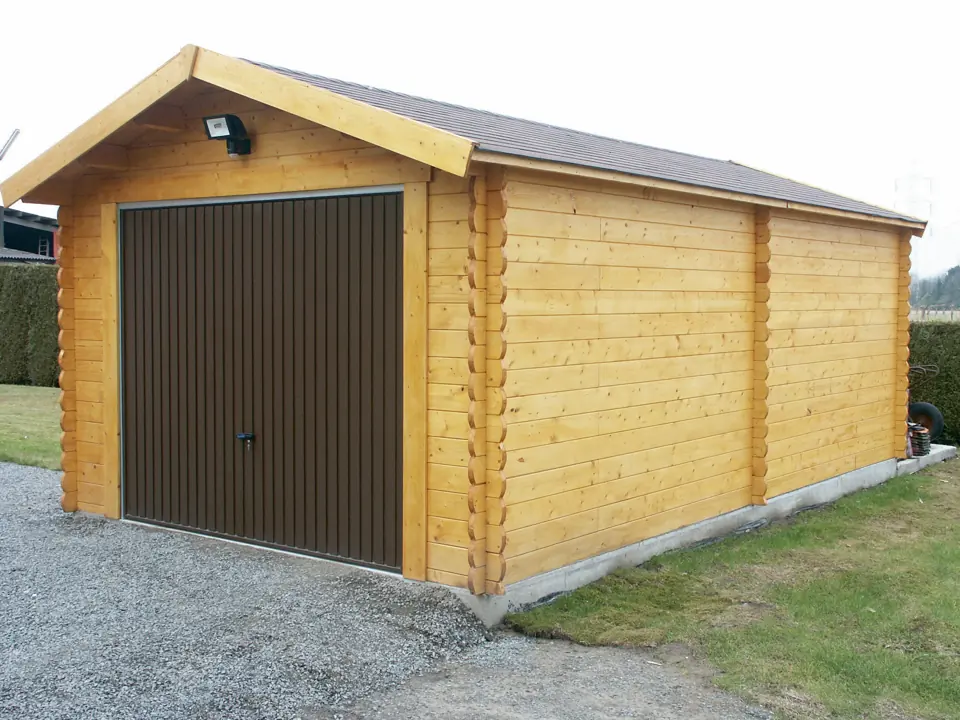 Garage en madriers, porte basculante brune, éclairage