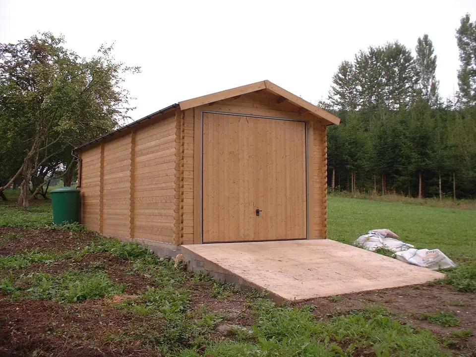 Garage en madriers, porte bois, rampe béton